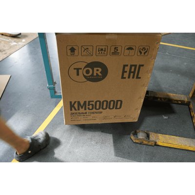 Генератор дизельный 5,0 кВт 220В с электростартером и колесами TOR KM5000D Генератор дизельный 5,0 кВт 220В с электростартером и колесами TOR KM5000D